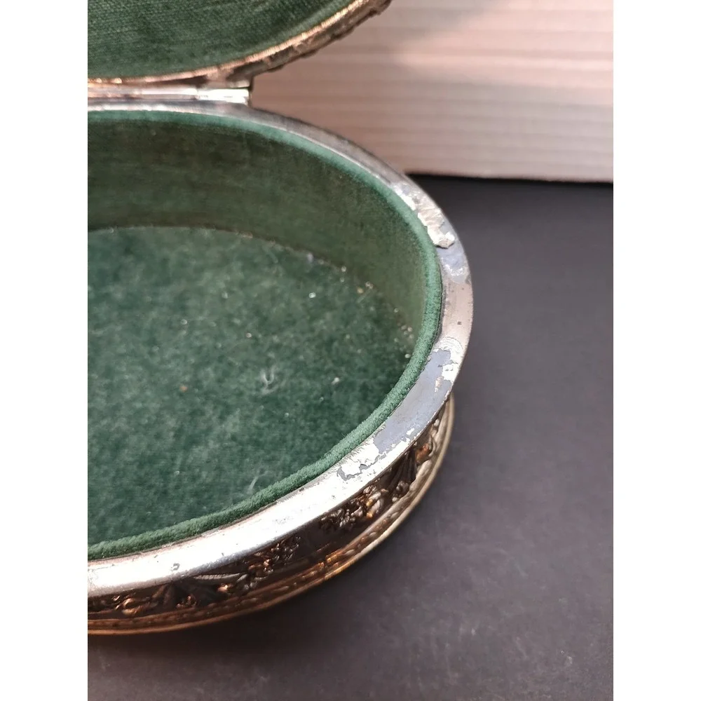 Vintage JENNINGS BROTHERS COURTING COUPLE HIGH RELIEF SILVERPLATE JEWELRY BOX